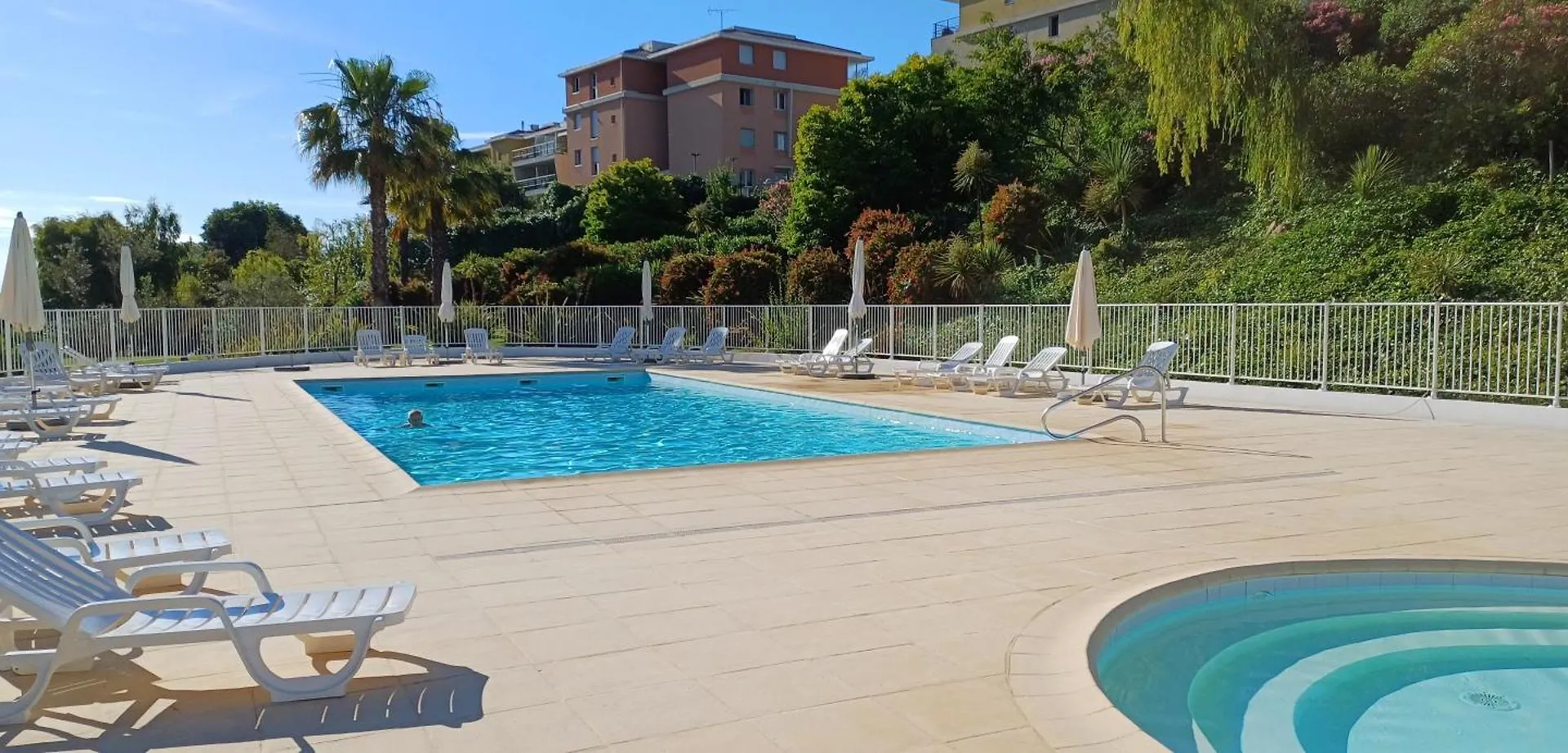 Antibes 3 Pieces Climatisees Dans Residence Avec Piscine Daire
